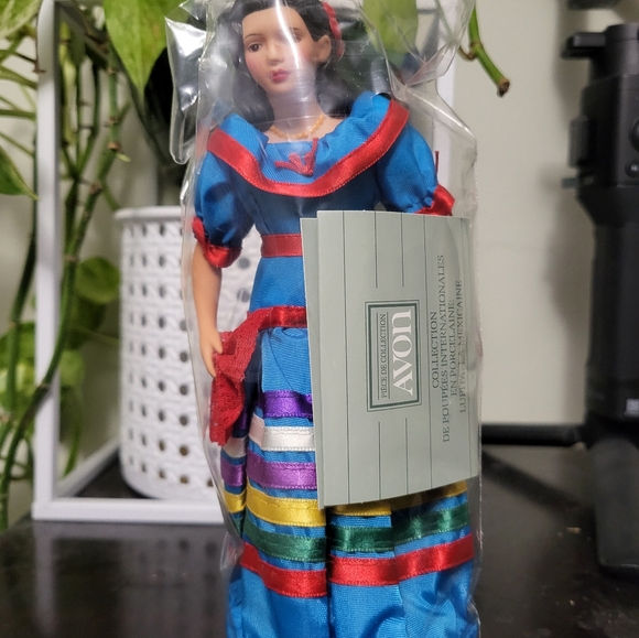 Vintage Avon International Porcelain Costume Doll Lupita from Mexico NIB 1990 - Picture 2 of 5